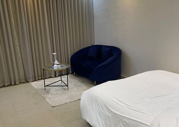 استديو بأثاث مريح وبسيط 