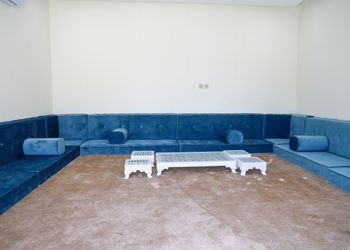 استراحة بألعاب أطفال ومسطح اخضر 