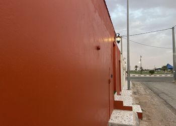 شقة بصالة جلوس وغرفتين نوم