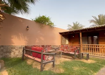 شاليه بمسبح خارجي و كوخ خشبي 