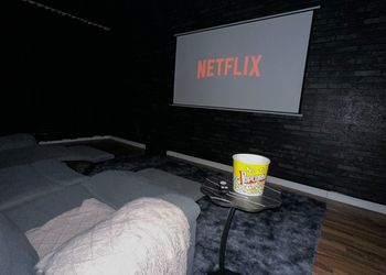 شقة بغرفة سينما ودخول ذاتي 
