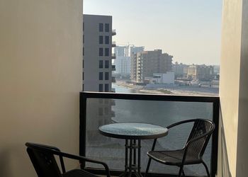 شقة بغرفة معيشة وغرفتين نوم 