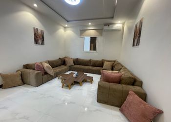 شقة واسعة بصالة وغرفتين نوم 