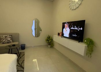 استديو بسرير مريح وجلسة جانبية 