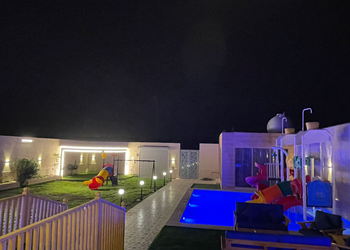 شاليه بمسطح اخضر ومسبح داخلي