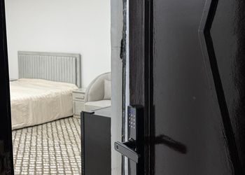 استديو باثاث مريح وبسيط 