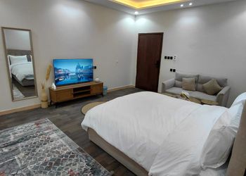 استديو بسرير ماستر وجلسة مريحة 