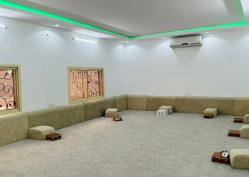 استراحة بمجلس وفناء خارجي 