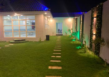 شاليه بجلسة تطل على مسبح خارجي 