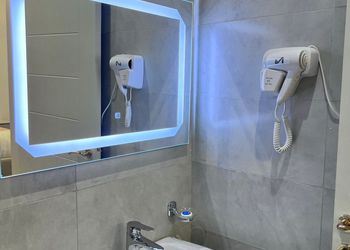 شاليه بمسطح اخضر وجلسة خارجية 