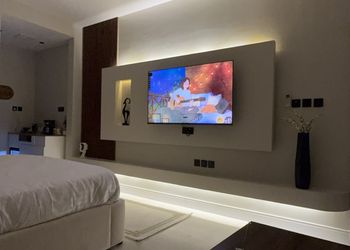 استديو بأثاث مريح وبسيط 