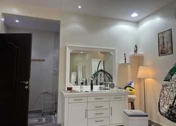 فيلا بصالة جلوس وجلسة خارجية