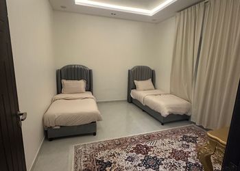 شقة بصالة ومجلس وغرفتين نوم 