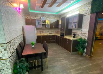 استراحة بألعاب أطفال وجلسة خارجية