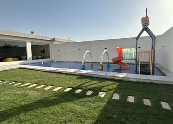 شاليه بجلسة تطل على مسبح خارجي 