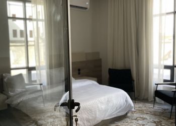 استديو بسرير ماستر وأثاث مريح 