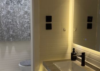 استوديو بجلسة جانبية ودخول ذاتي
