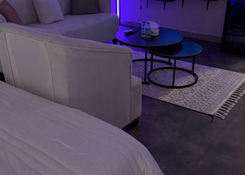 استديو بسرير ماستر وأثاث مريح 