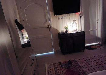 استديو بأثاث مريح وبسيط 