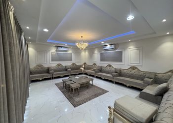 شاليه بجلسة تطل على مسبح خارجي 