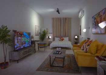 استديو  بغرفة نوم وصالة مميزة 