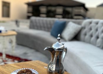 فيلا بجلسة خارجية على المسبح