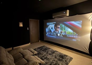 شقة بصالة وغرفة نوم وغرفة سينما