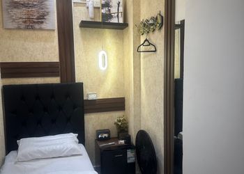 غرفة بأثاث مريح وبسيط