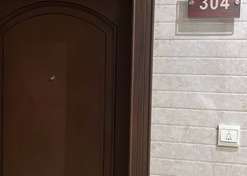 استديو بأثاث مريح وبسيط 