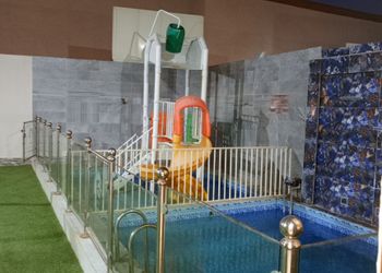 شاليه بجلسة تطل على مسبح خارجي 
