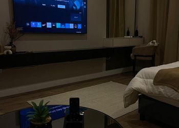 استديو بأثاث مريح وبسيط 