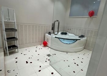 شاليه بمسطح اخضر ومسبح 
