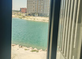 استديو بأثاث مريح وبسيط 