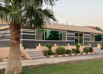 مزرعة بأطلالة جبلية وبيت شعر 