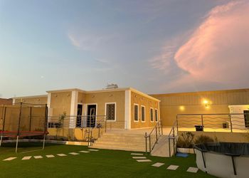 استراحة بمجلس وفناء خارجي 