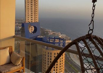 شقة ببلكونة مطلة على البحر 