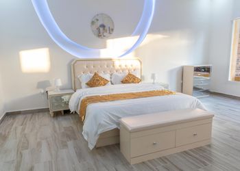 شاليه بمسطح اخضر ومسبح