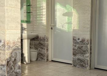 مزرعة بملعب طائره والعاب اطفال  