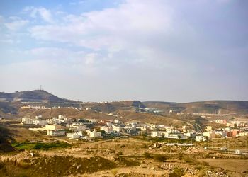 شقة بغرفتين نوم وصالة 