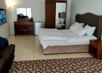 غرفة بسرير ماستر وجلسة جانبية 