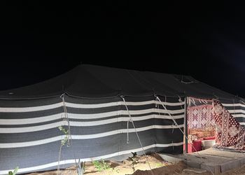 مخيم بجلسة خارجية و بيت شعر