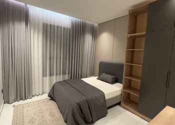 شقة بتصميم أنيق وثلاث غرف نوم 