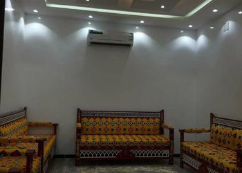 استراحة بمجلس واسع وفناء خارجي 