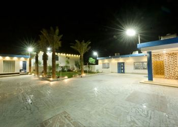 شاليه بمسطح اخضر وجلسة خارجية