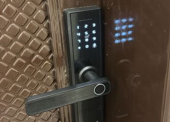 شقة بدخول ذاتي وصالة أنيقة 