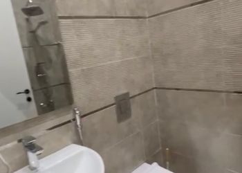 شقة بصالة مريحة وغرفتين نوم 