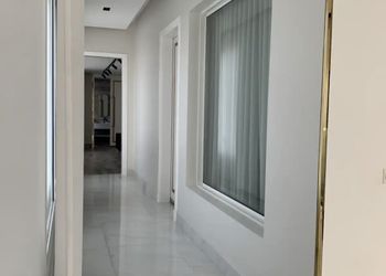 شاليه بجلسة تطل على مسبح خارجي 