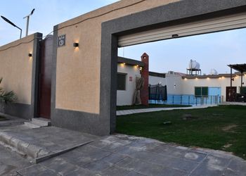 شاليه بجلسة تطل على مسبح خارجي 
