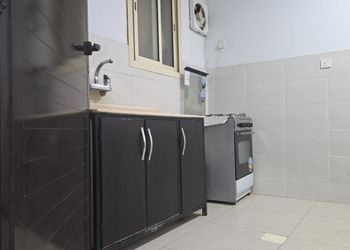 استراحة ببيت شعر ملكي وفناء خارجي