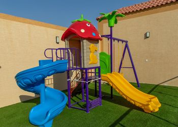 شاليه بمسطح اخضر ومسبح